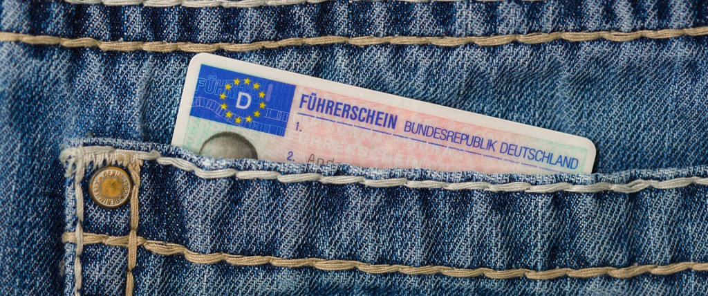 Führerschein in Hosentasche nach Führerschein Auffrischung